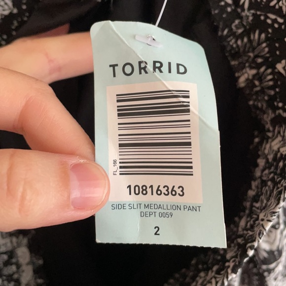 TORRID Medallion Chiffon Side Slit Pants Black White Size 2 2X NWT - Picture 8 of 8